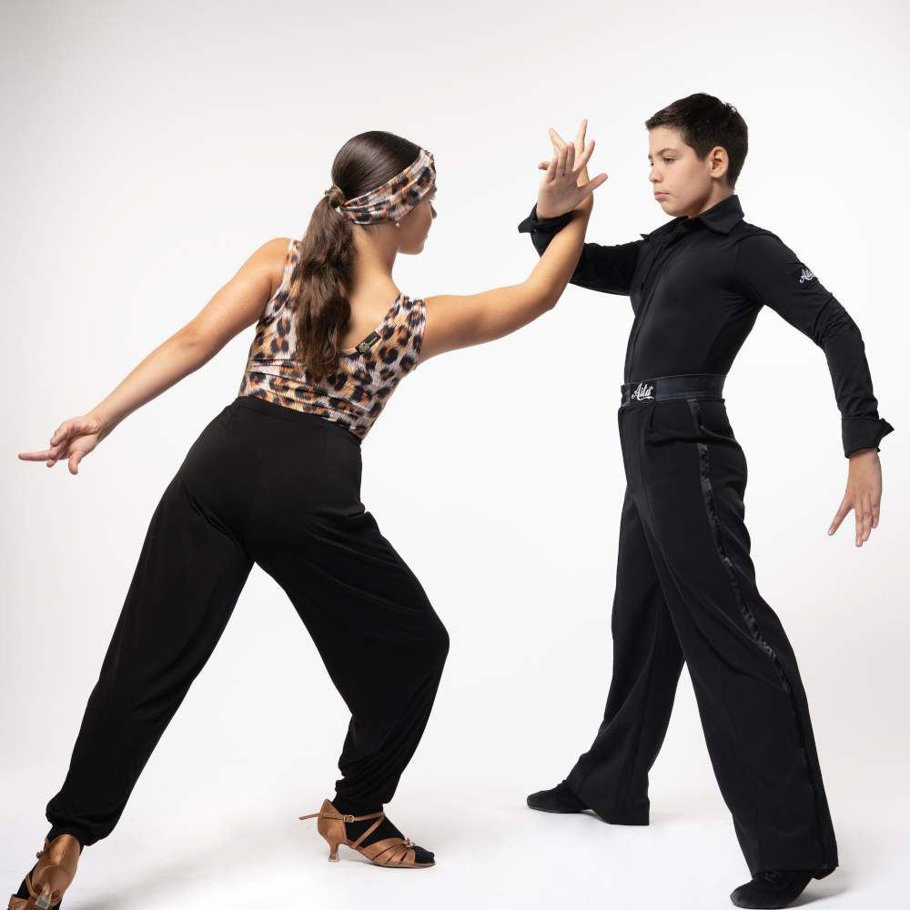 Two dancers face to face, palms raised toward each other